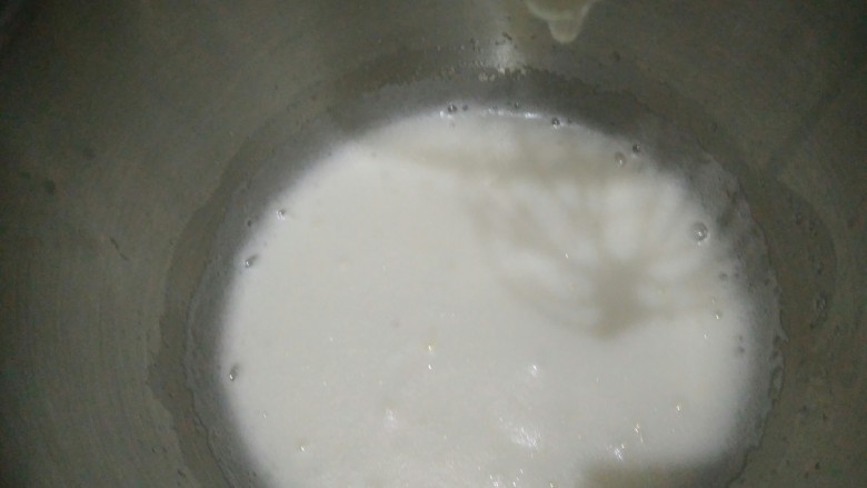 家有烤箱蛋黄肉松奶酪包,搅拌至细腻的泡泡状态加入剩下1/3的糖，继续搅拌。