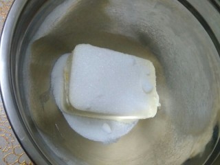 家有烤箱蛋黄肉松奶酪包,奶油奶酪加入糖用手动搅拌器搅打均匀。