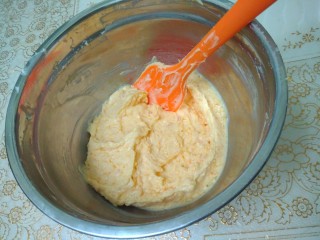 家有烤箱蛋黄肉松奶酪包,加入牛奶继续搅打均匀，加入冷却好的的蛋黄末，搅拌均匀就可以了。
