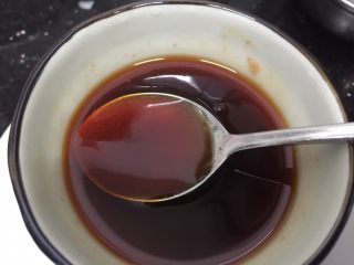 肉片炒莲藕,用一小碗，放入叉烧酱、水、砂糖、酱油，搅拌均匀