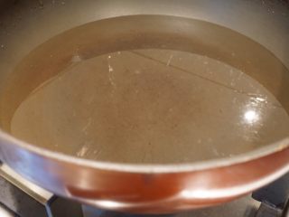 蒜泥毛豆节,锅里装水，开大火