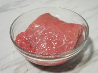 饭扫光——水煮肉片,准备一块猪里脊，洗净。