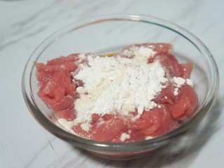 饭扫光——水煮肉片,将猪肉切薄片，加入适量生粉、盐、料酒、生抽。