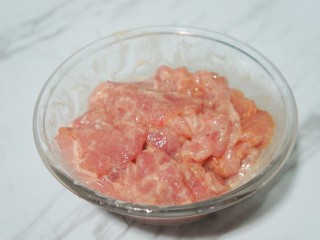 饭扫光——水煮肉片,将猪肉片拌匀，腌制备用。