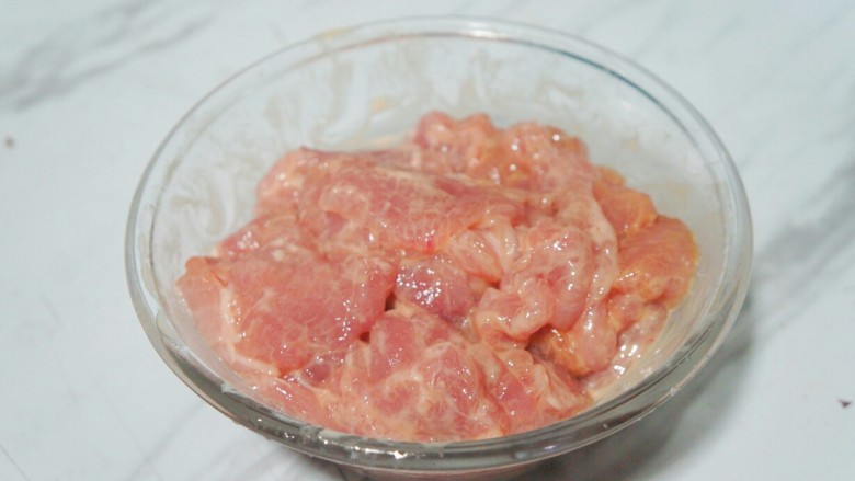 饭扫光——水煮肉片,将猪肉片拌匀，腌制备用。