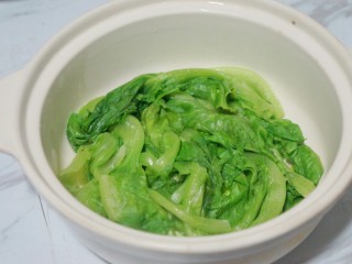 饭扫光——水煮肉片,将焯过水的生菜捞出铺在容器里。