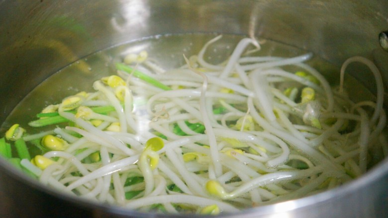饭扫光——水煮肉片,煮过生菜的水可以继续煮豆芽和香芹，豆芽要多煮一会。