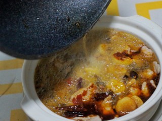 饭扫光——水煮肉片,淋上烧热的色拉油。