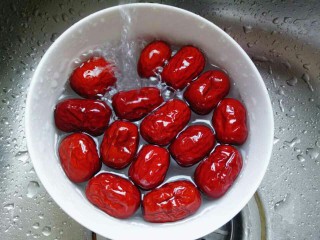 雪梨银耳莲子羹,红枣洗干净，冷水泡10分钟。