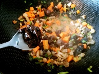 快速晚餐一道菜
杂蔬肉丁&拌蝴蝶意面,往锅中加入一勺豆瓣酱，搅拌均匀。