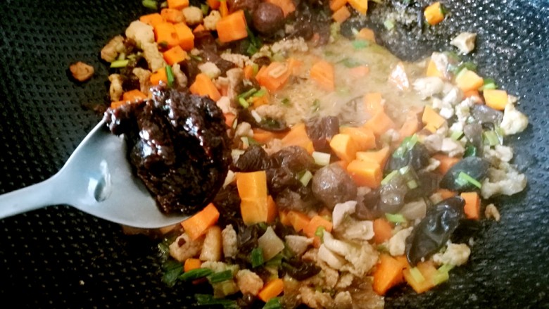 快速晚餐一道菜
杂蔬肉丁&拌蝴蝶意面,往锅中加入一勺豆瓣酱，搅拌均匀。