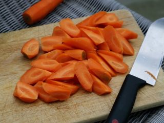 秋冬暖身-胡萝卜炖羊肉,5.胡萝卜刮皮后切滚刀块。
