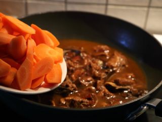 秋冬暖身-胡萝卜炖羊肉,11. 将切好的胡萝卜块下锅煮熟透，这锅羊肉就烧好了。
注：不要烧的太干，多点汤汁泡饭，就大馍会非常滋润。
