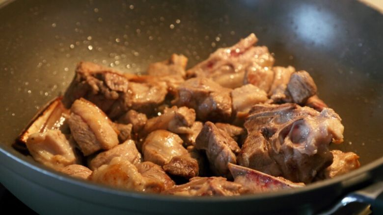 秋冬暖身-胡萝卜炖羊肉,6.锅里倒少量的油，烧大热后下羊肉块煎，一面煎黄，再翻面。
注：一定是用大火，这样可以锁住内部水分；还有不要勤翻动，否则就变成煮了。
