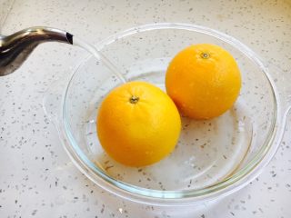 #冬喝热饮夏吃冰# 自制鲜橙汁,橙子用淡盐水浸泡20分钟，然后清洗干净。
