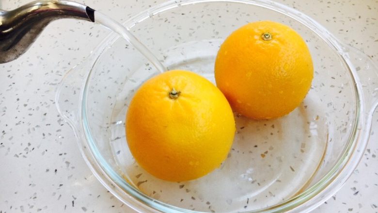 #冬喝热饮夏吃冰# 自制鲜橙汁,橙子用淡盐水浸泡20分钟，然后清洗干净。