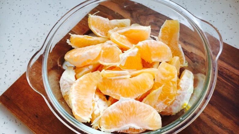 #冬喝热饮夏吃冰# 自制鲜橙汁,橙子瓣放在容器里备用。