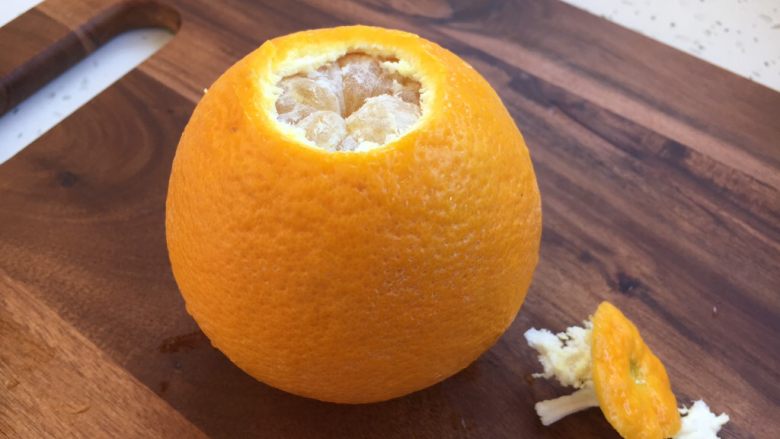 #冬喝热饮夏吃冰# 自制鲜橙汁,然后把图3割过圆的橙子皮剥下来。