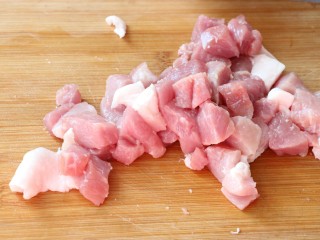 鲍菇肉盒,猪肉切小块