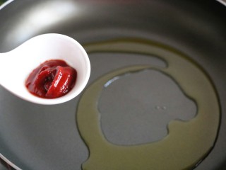 鲍菇肉盒,锅内留底油，放入番茄酱炒香