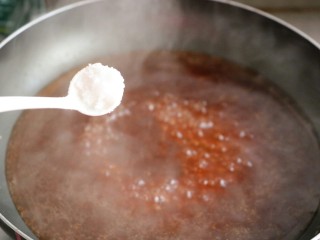 鲍菇肉盒,加入白糖、食盐、煮沸～