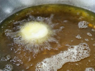 鲍菇肉盒,锅内烧油，8成热将其放入炸制～