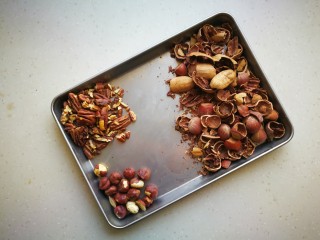 家有烤箱-能量吐司,将所有的坚果去壳。这里用到的碧根果和榛子都是熟的即食的。