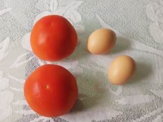 番茄炒蛋,准备材料，番茄鸡蛋各两个