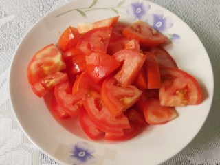 番茄炒蛋,番茄洗净，去蒂，切成大小合适的块状