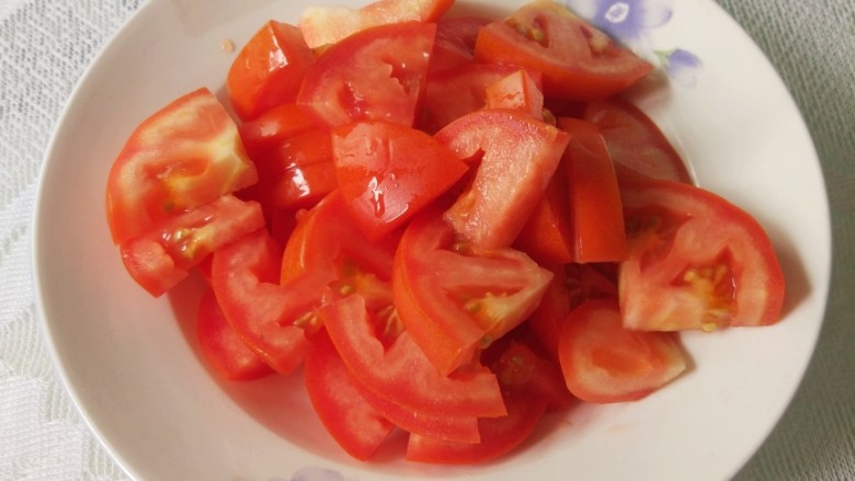 番茄炒蛋,番茄洗净，去蒂，切成大小合适的块状
