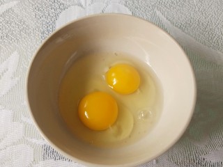 番茄炒蛋,鸡蛋敲入碗中