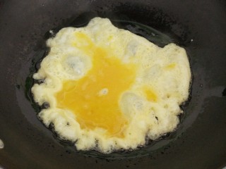 番茄炒蛋,五成热时倒入鸡蛋液，鸡蛋液会膨胀