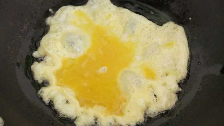 番茄炒蛋,五成热时倒入鸡蛋液，鸡蛋液会膨胀