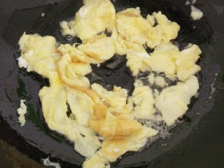 番茄炒蛋,用锅铲把鸡蛋分成块状，不能太碎