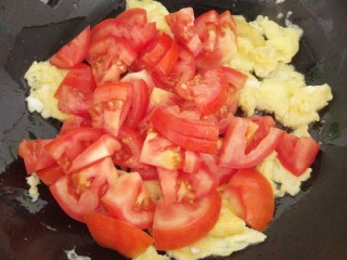 番茄炒蛋,加入番茄和盐