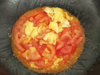 番茄炒蛋,翻炒均匀后转小火慢慢把汁煨出来