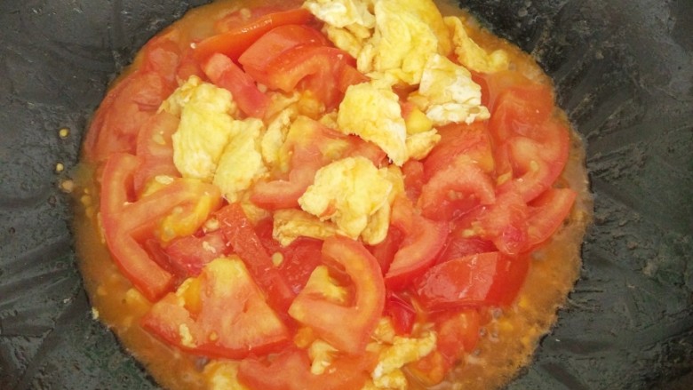 番茄炒蛋,翻炒均匀后转小火慢慢把汁煨出来