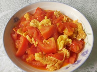 番茄炒蛋,翻炒均匀后起锅装盘