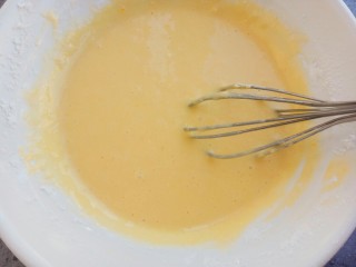 松软可口～戚风蛋糕（六寸版）,用打蛋器搅拌均匀