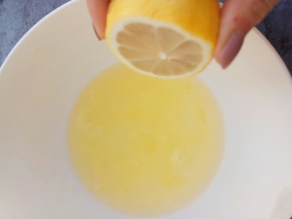 松软可口～戚风蛋糕（六寸版）,在蛋白中挤入柠檬汁