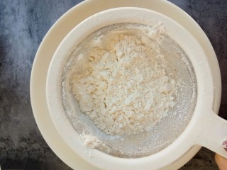 松软可口～戚风蛋糕（六寸版）,用筛子筛入低筋面粉