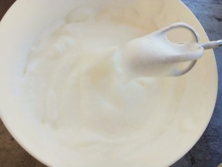 松软可口～戚风蛋糕（六寸版）,剩余的20克白糖每搅打1-2分钟加入一次，分两次加入，直到蛋白硬性发泡，提起打蛋器，顶部的蛋白成三角状竖立，不会弯曲