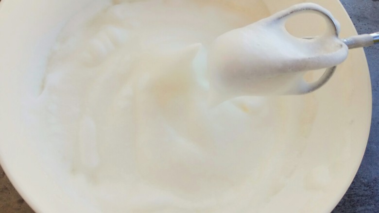 松软可口～戚风蛋糕（六寸版）,剩余的20克白糖每搅打1-2分钟加入一次，分两次加入，直到蛋白硬性发泡，提起打蛋器，顶部的蛋白成三角状竖立，不会弯曲