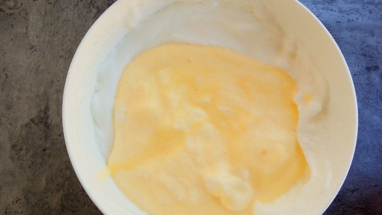 松软可口～戚风蛋糕（六寸版）,然后将混合好的面糊倒入蛋清中，迅速的翻拌均匀