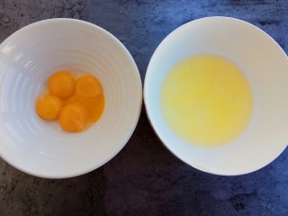 松软可口～戚风蛋糕（六寸版）,首先把蛋白和蛋黄分离