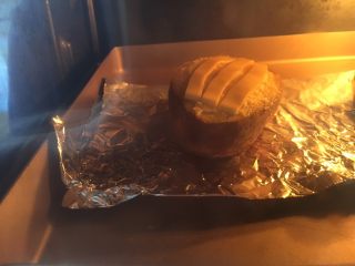 #家有烤箱#蛋奶芝士烤甜薯,烤箱预热180度，约15分钟
