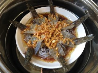 蒜蓉粉丝蒸大虾,淋到盘子里，水烧开蒸五六分钟，蒸久了肉不嫩