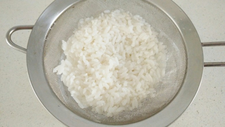 红枣米糊,接着过滤掉水份。