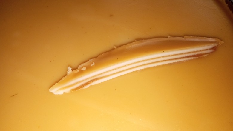 椰汁千层马蹄糕,锅里放水煮开后，放入容器，用大小一样的勺子，放一勺小黄（量也可以是半勺），蒸2-3分钟后，加入小白为第二层，蒸2-3分钟后，加入小黄为第三层，如此循环叠加，直至小白和小黄加完。
