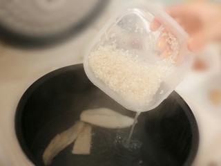 四味养阴粥,将粳米洗净放入锅中